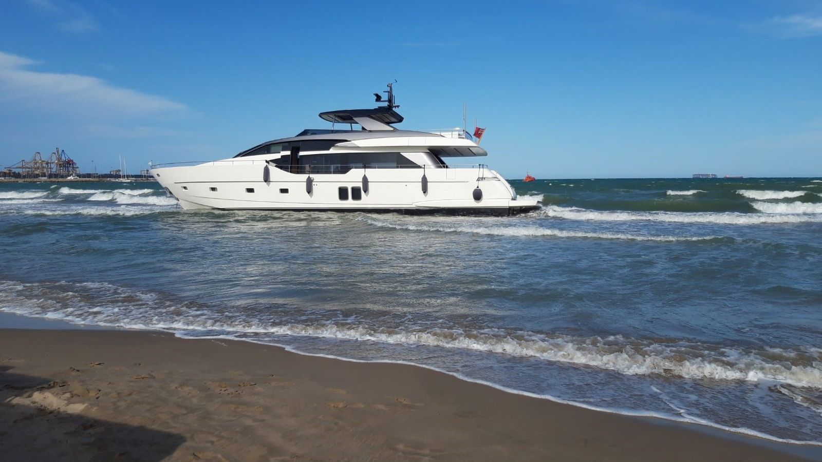 Iot Nordic Lily encallat a la platja de Pinedo