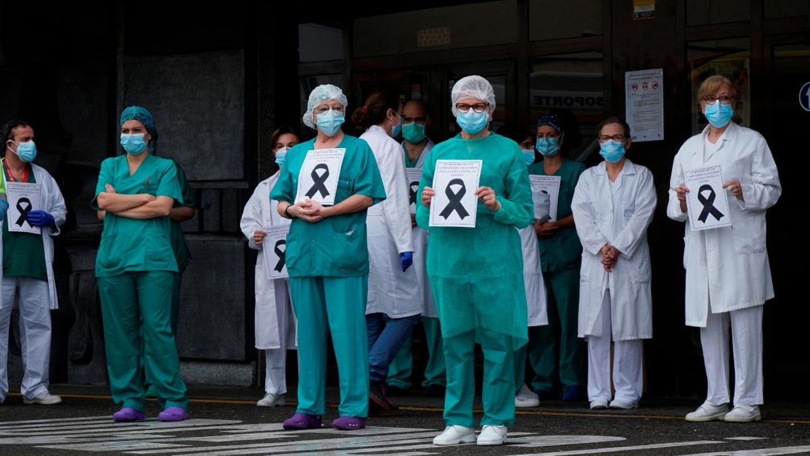 Minut de silenci en record dels professionals sanitaris morts durant la pandèmia