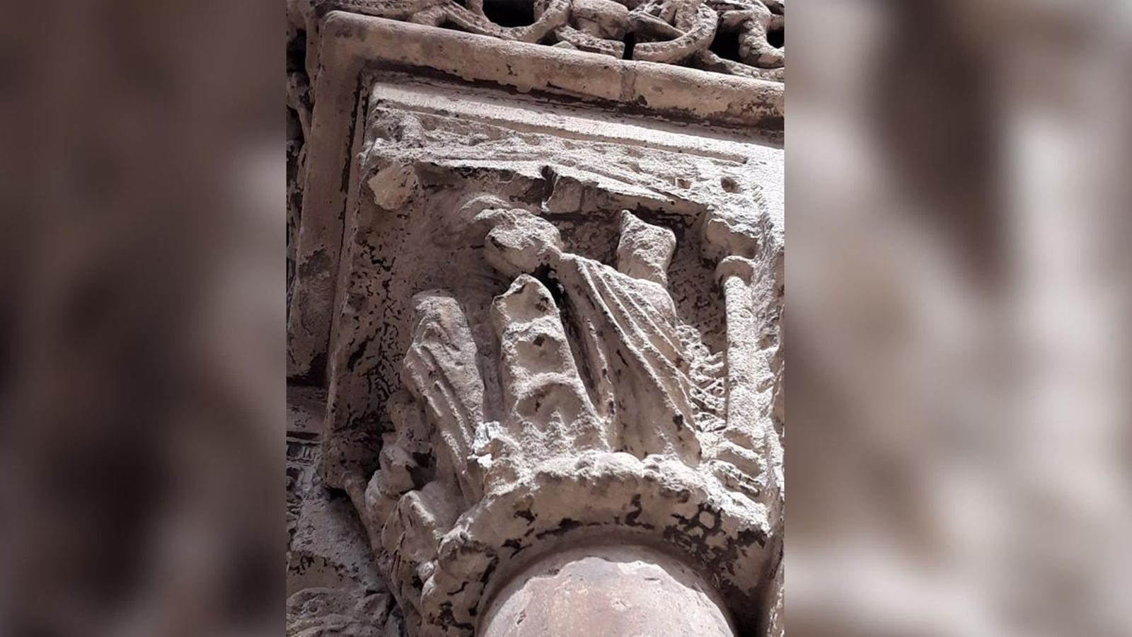 Destrueixen un capitell de la porta de l’Almoina de la catedral de València Destrueixen un capitell de la porta de l’Almoina de la Catedral de València