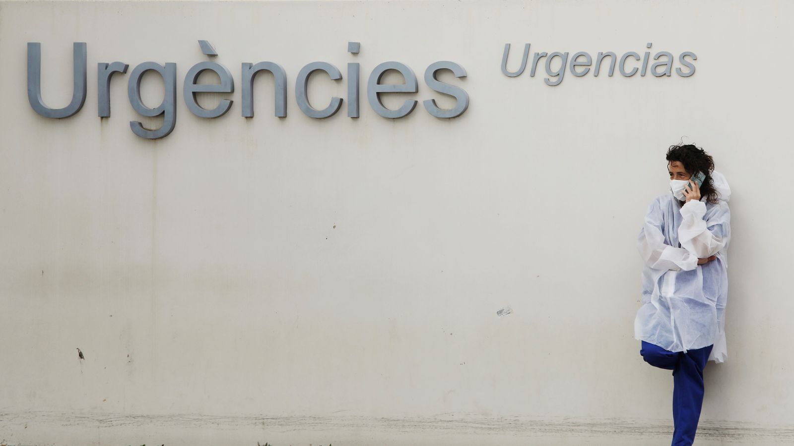 Una sanitària davant la zona d'urgències de l'Hospital La Fe de València.