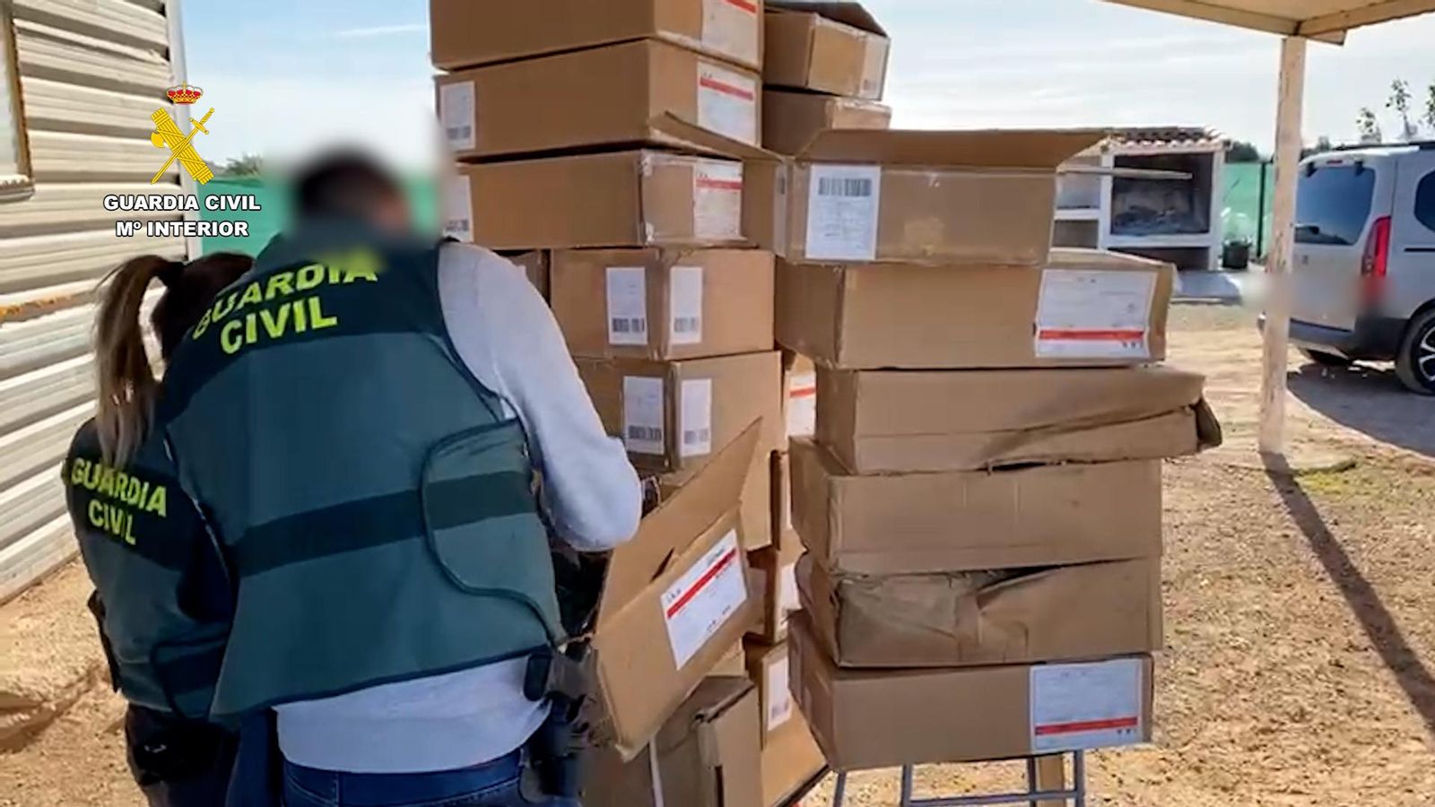 Dos agents de la Guàrdia Civil en un dels polígons en què actuava la banda