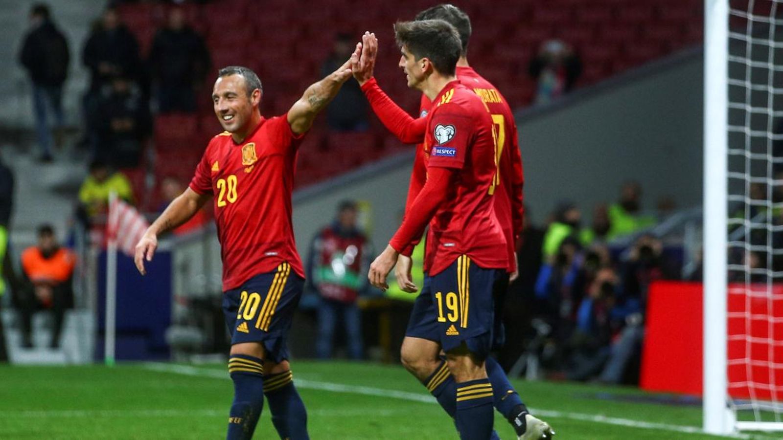 Moreno celebra un gol amb Cazorla