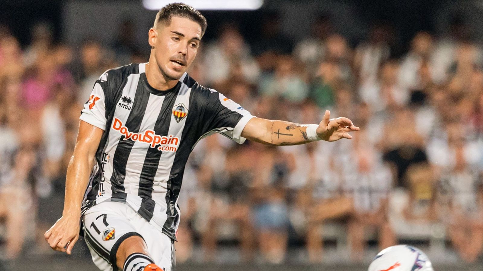 Fran Castillo, en una acció del duel contra el Sabadell