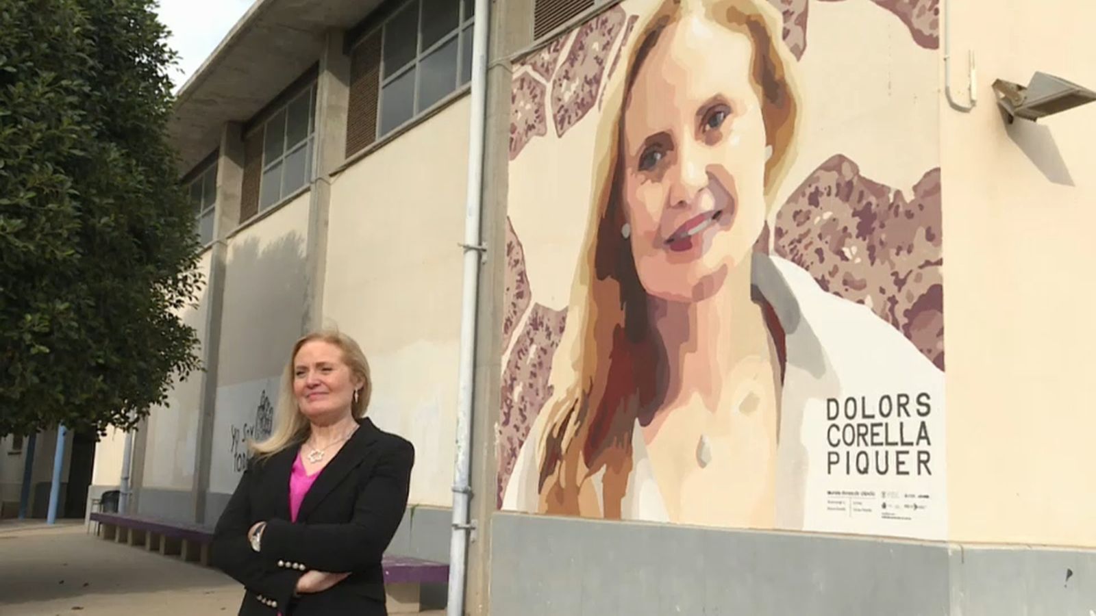 La investigadora Dolors Corella davant del mural de l'IES Joanot Martorell que li han dedicat
