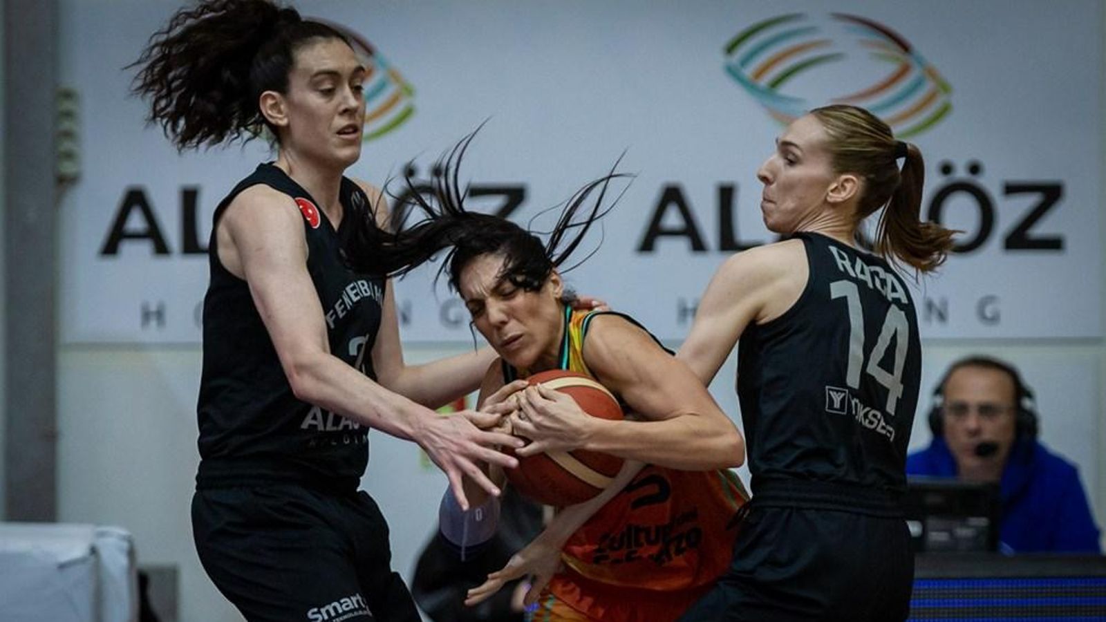 Cristina Ouviña protegeix la pilota davant la defensa de dues jugadores de Fener