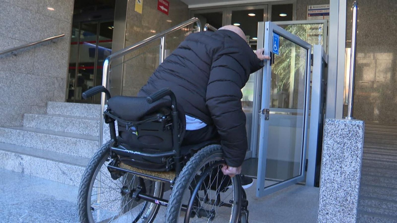 L'accessibilitat en cadira de rodes es complica en nombrosos espais públics de la Comunitat Valenciana