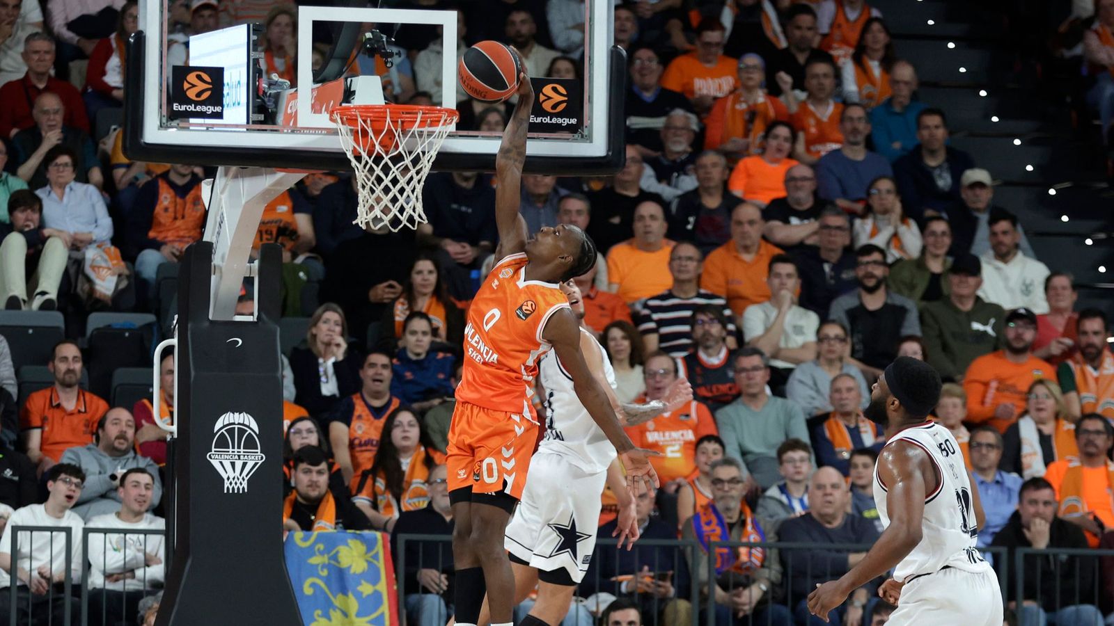 Brancou Badio esmaixa davant d'un jugador rival