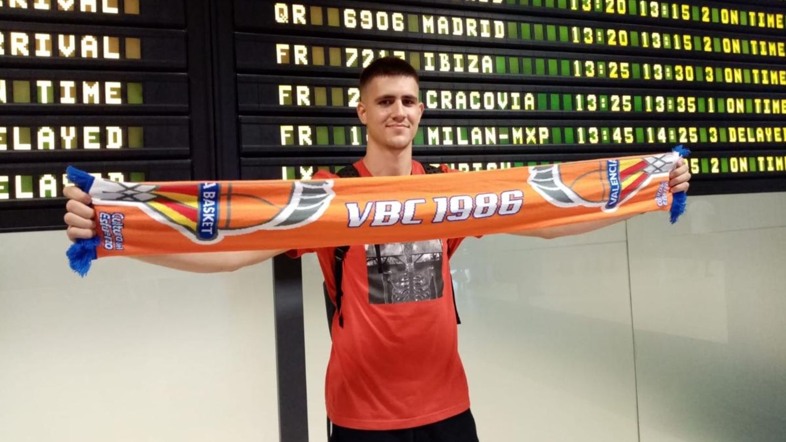 Vanja Marinkovic, nou jugador del València Basket, a l'aeroport de Manises