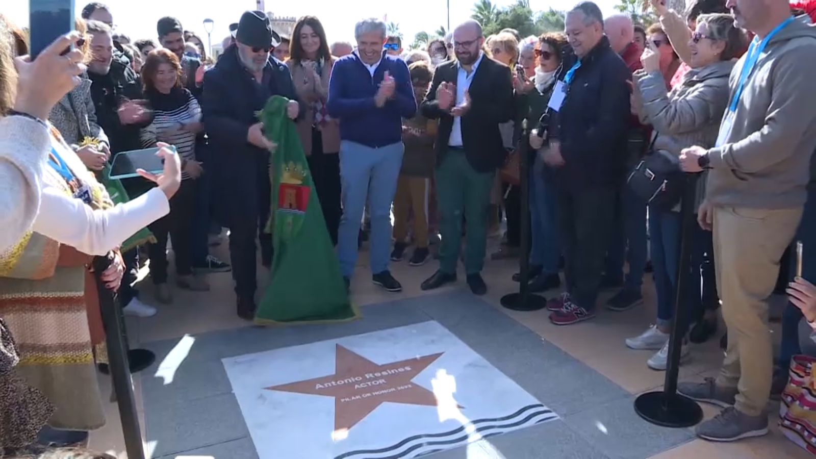 Antonio Resines destapa la seua estrela de marbre en el ‘Passeig de Cinema’ de Pilar de la Foradada