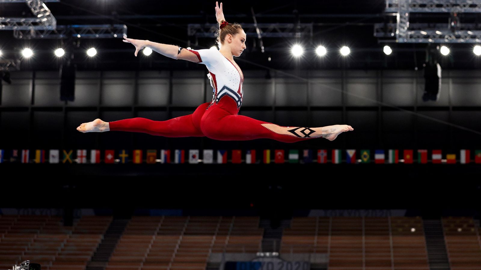 La gimnasta alemanya Sarah Voss executant el seu exercici en la barra durant les proves de gimnàstica artística als Jocs Olímpics de Tòquio 2020