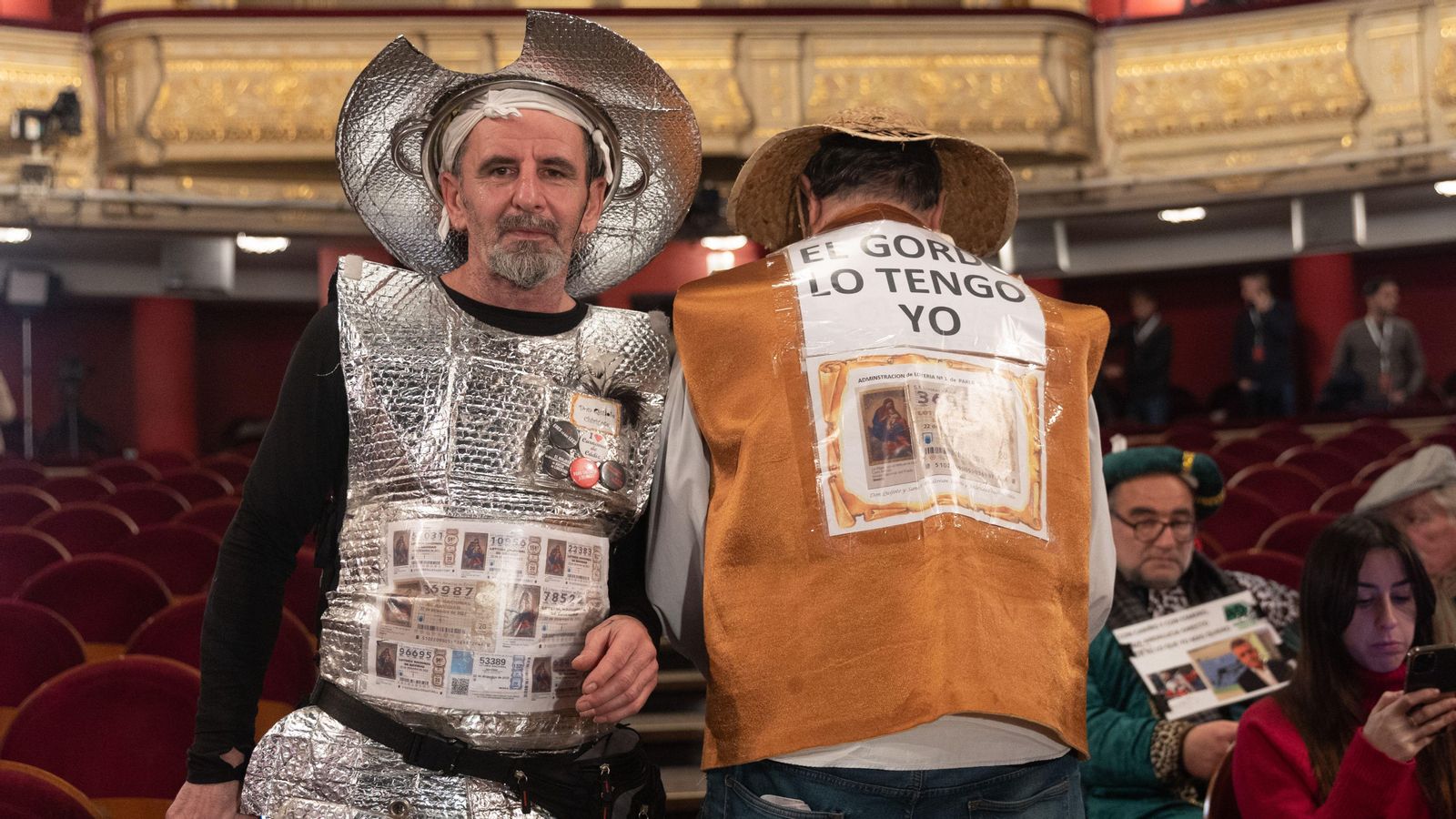 Dues persones disfressades deEl Quixot i Sancho Panza a l'inici del Sorteig Extraordinari de la Loteria de Nadal 2022, en el Teatre Real de Madrid