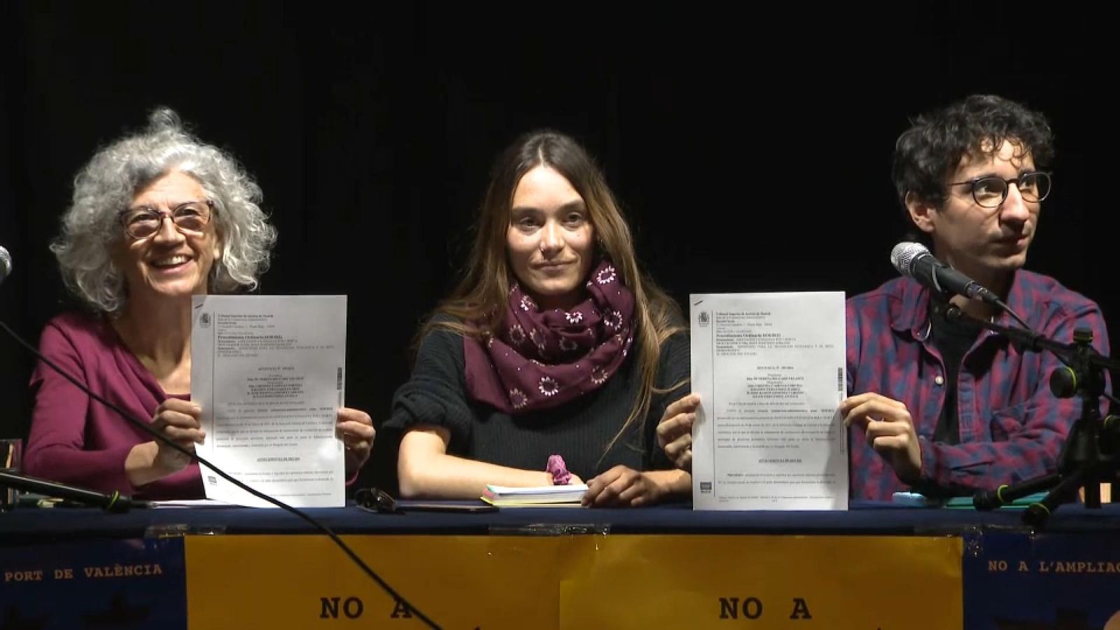 Loreto Primo, Andrea Márquez i Francesc Herrera, de Ciutat Port, exhibeixen la sentència del TSJ de Madrid