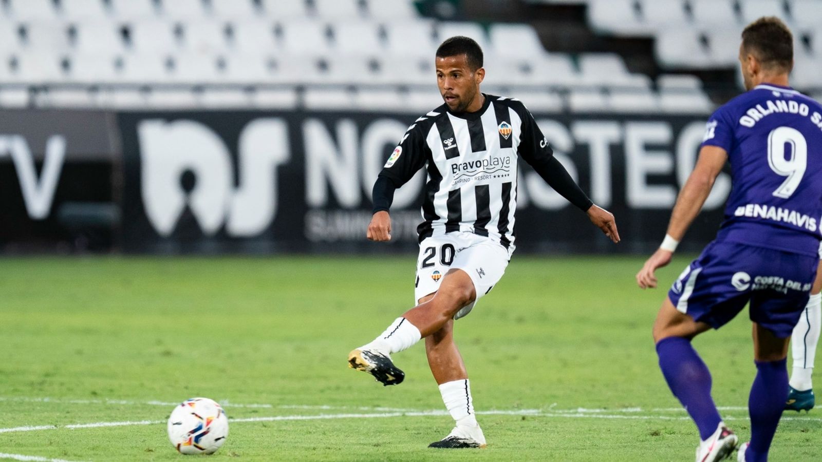 El jugador del Castelló, Gus Ledes, durant el partit contra el Màlaga al Castàlia