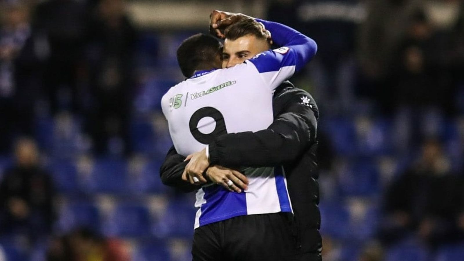 Els jugadors de l'Hèrcules s'abracen després de derrotar 2-1 el Villareal B