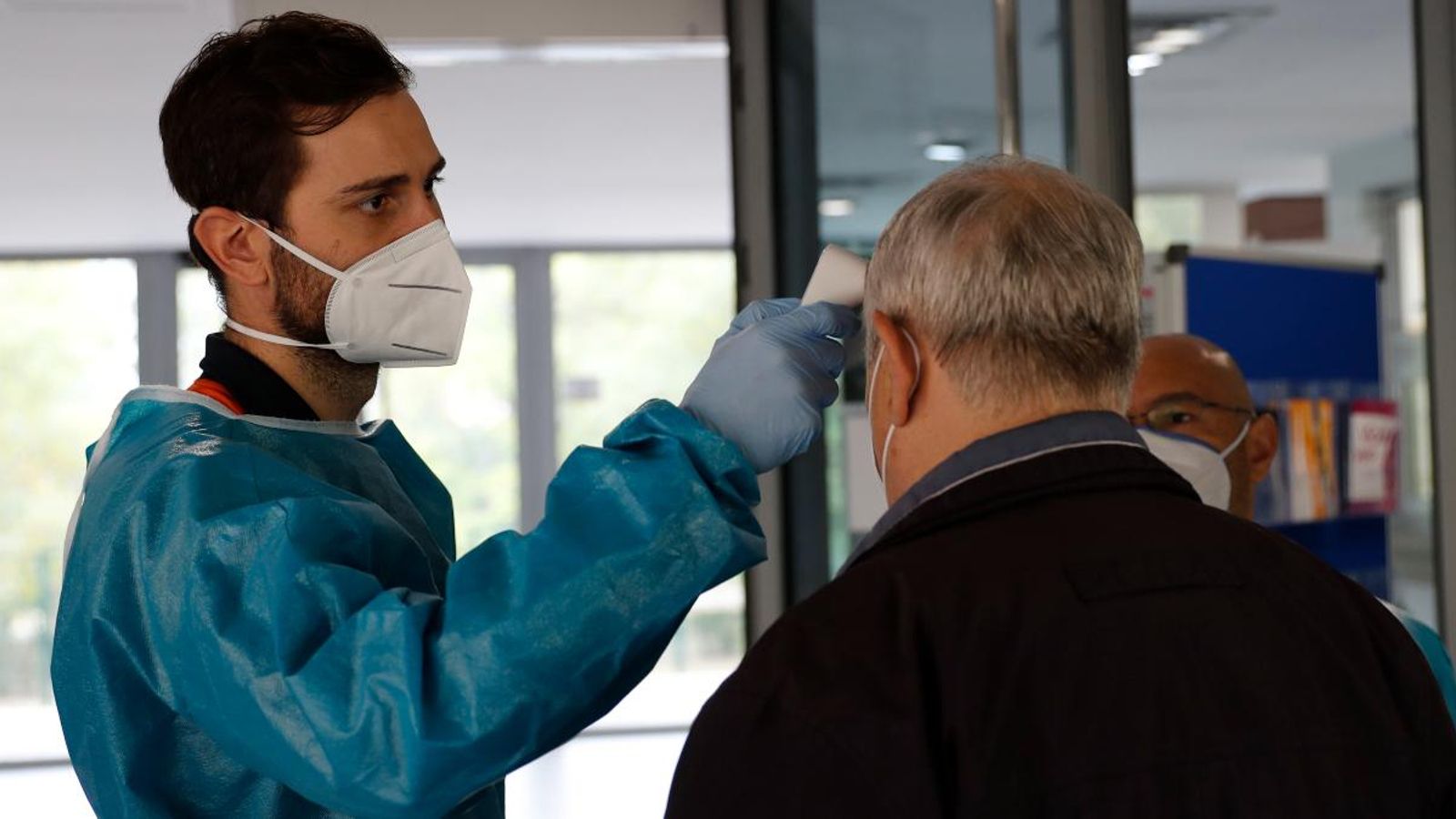 Personal sanitari realitzant proves de test antígens