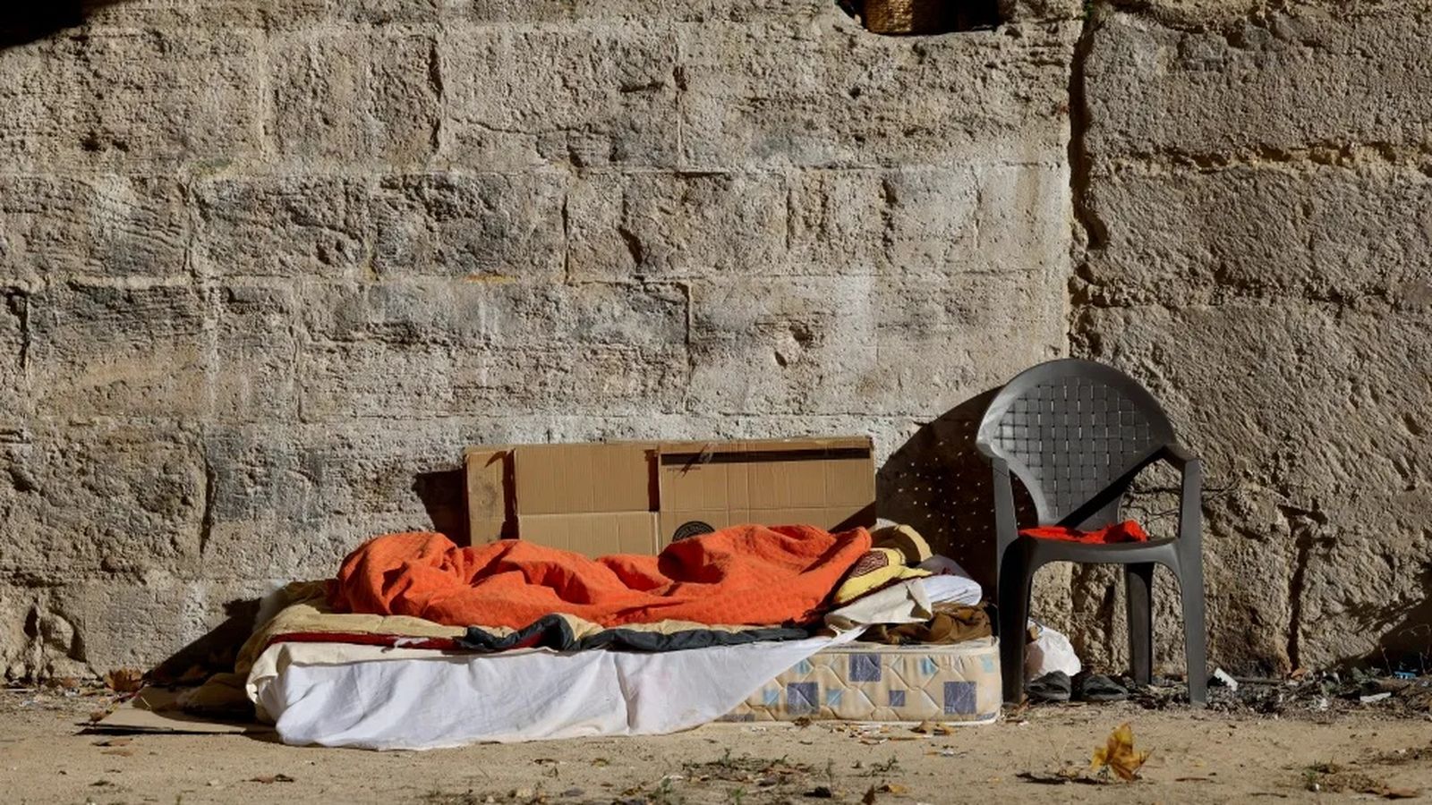 Persona sense llar dormint als carrers de València