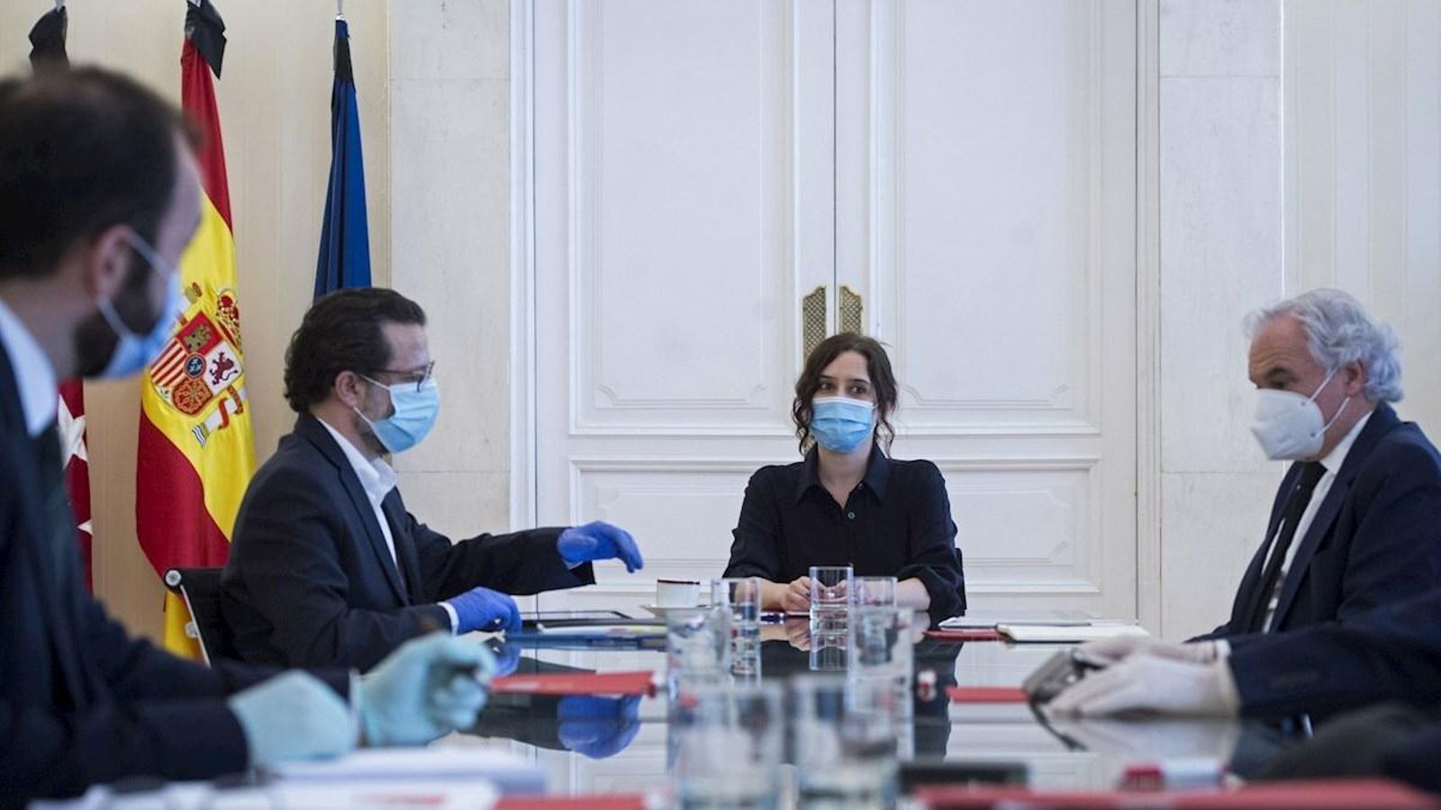 L'equip de govern de la Comunitat de Madrid en un reunió amb patronal i sindicats