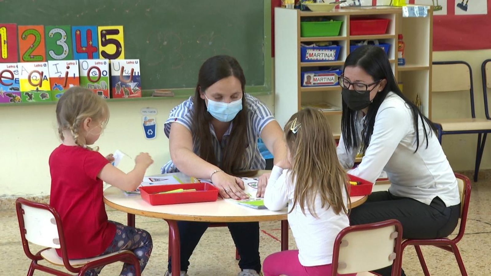 Dues mestres en una classe de primària