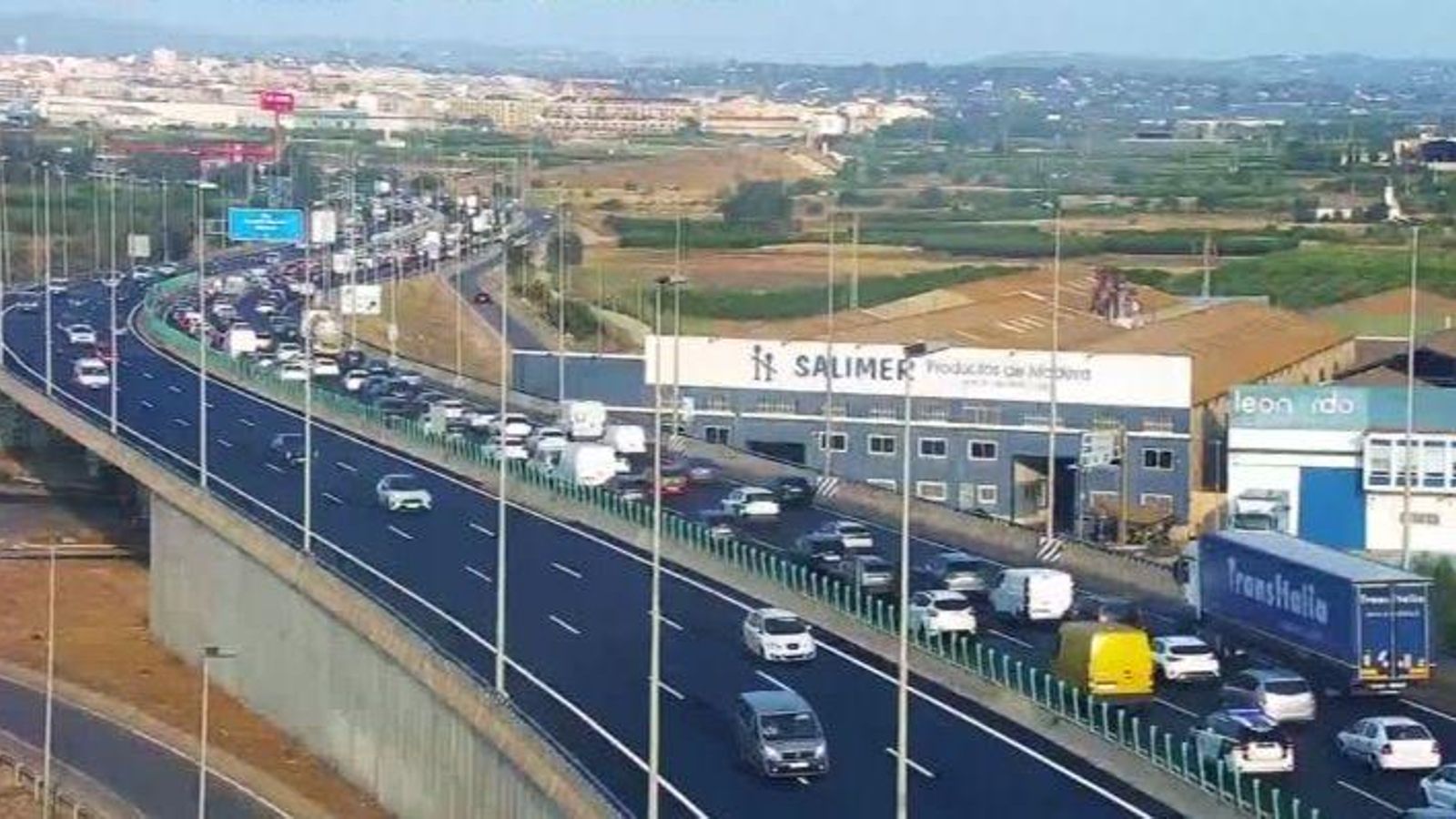 Cua quilomètrica que s'ha format, en sentit Alacant, al final de la Pista de Silla
