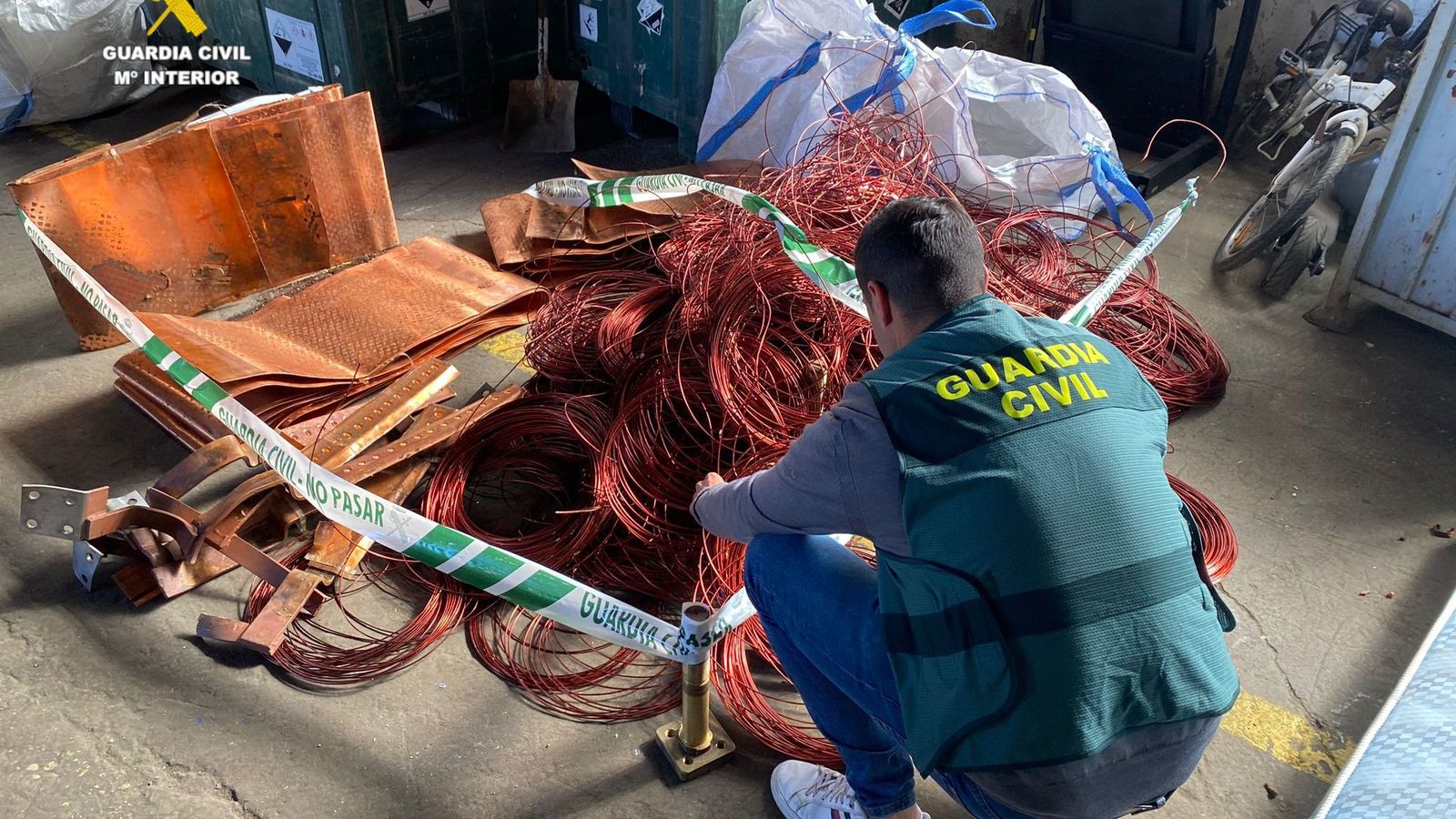 Un agent de la Guàrdia Civil davant bobines de coure furtat, en una imatge d'arxiu