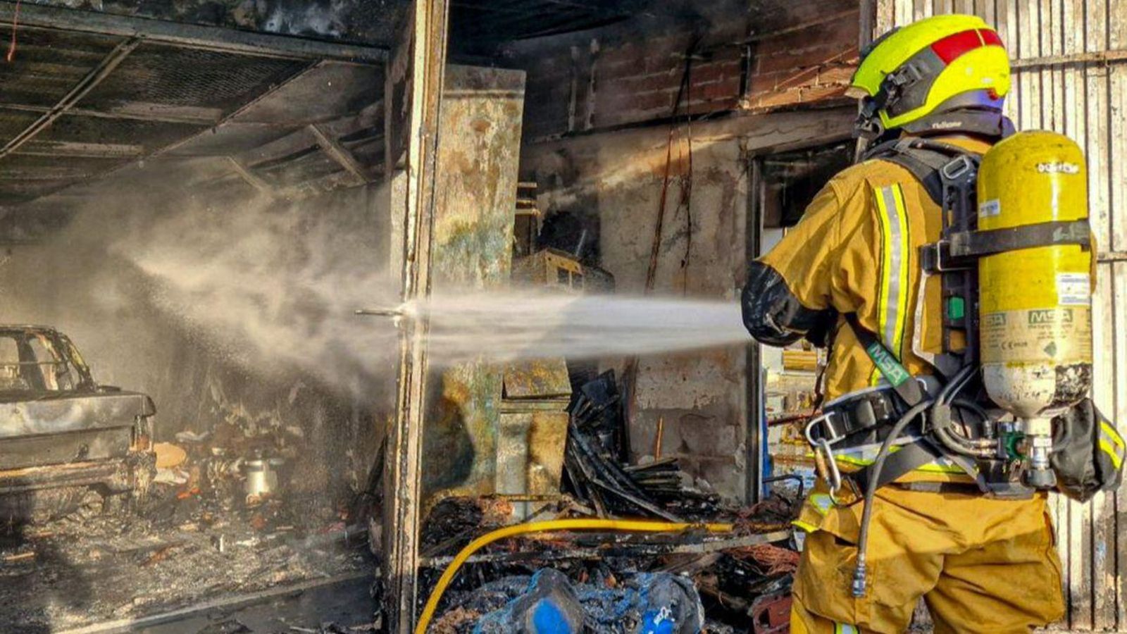 Bomber apaga el foc al taller de pintures de Busot