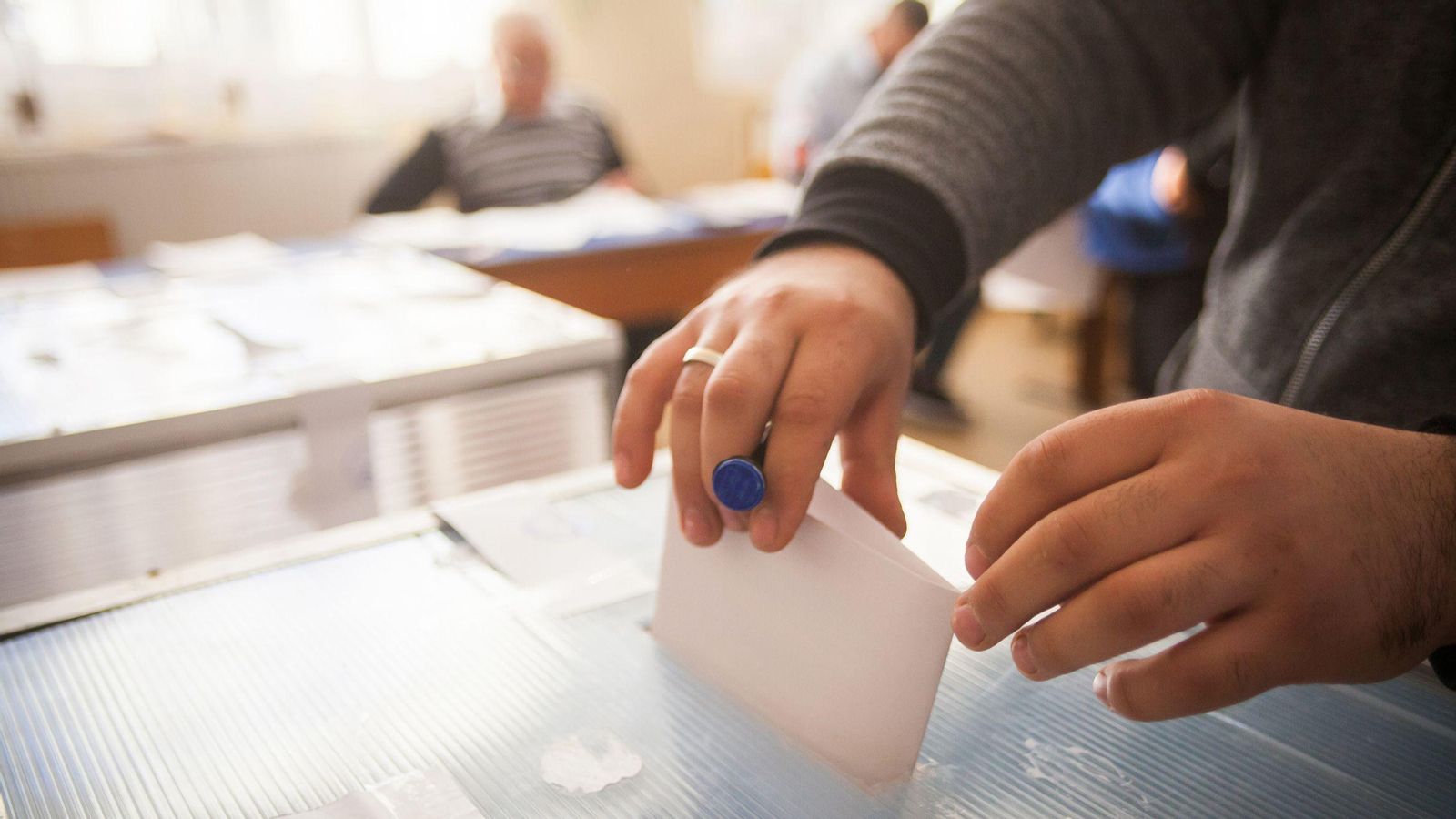 Un home deposita el vot en un urna