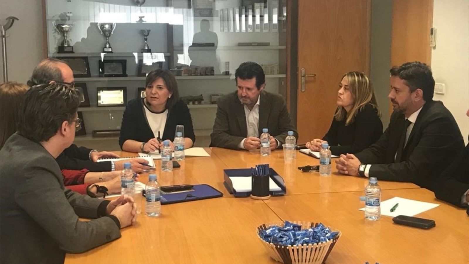 Isabel Bonig en la reunió amb el Col·legi d'Infermeria d'Alacant. Europa Press