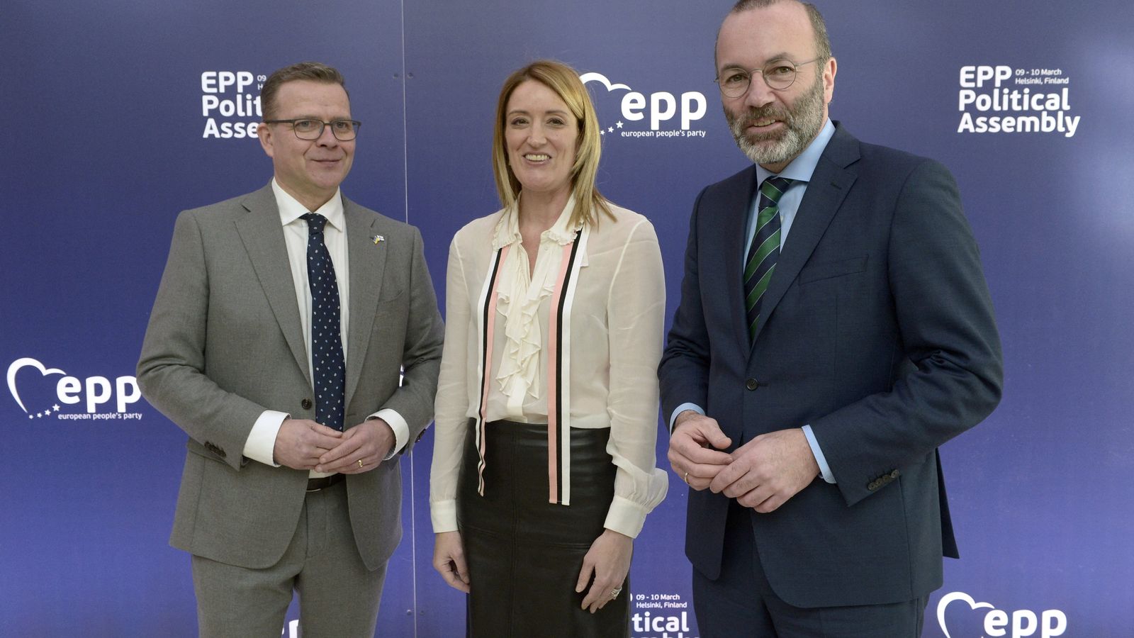 La presidenta del Parlament Europeu, Roberta Metsola, posa amb el líder del Partit de Coalició Nacional de Finlàndia, Petteri Orpo, i el president del PPE, Manfred Weber (dreta), en la reunió de l'assemblea del Partit Popular Europeu a Hèlsinki, Finlàndia