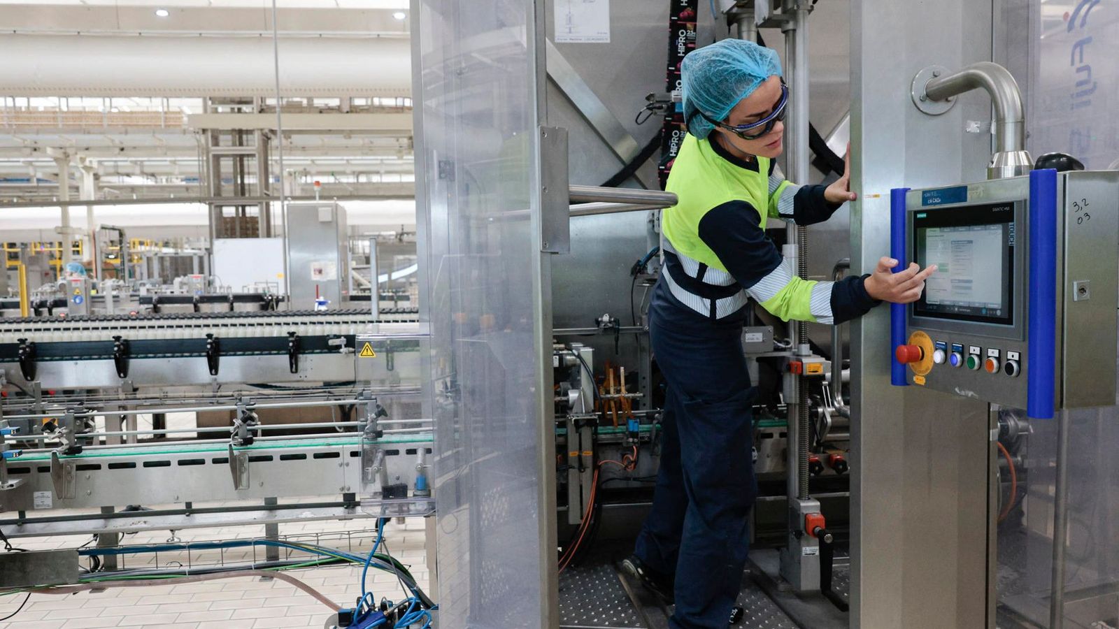 Una tècnica treballa en el centre d'innovació