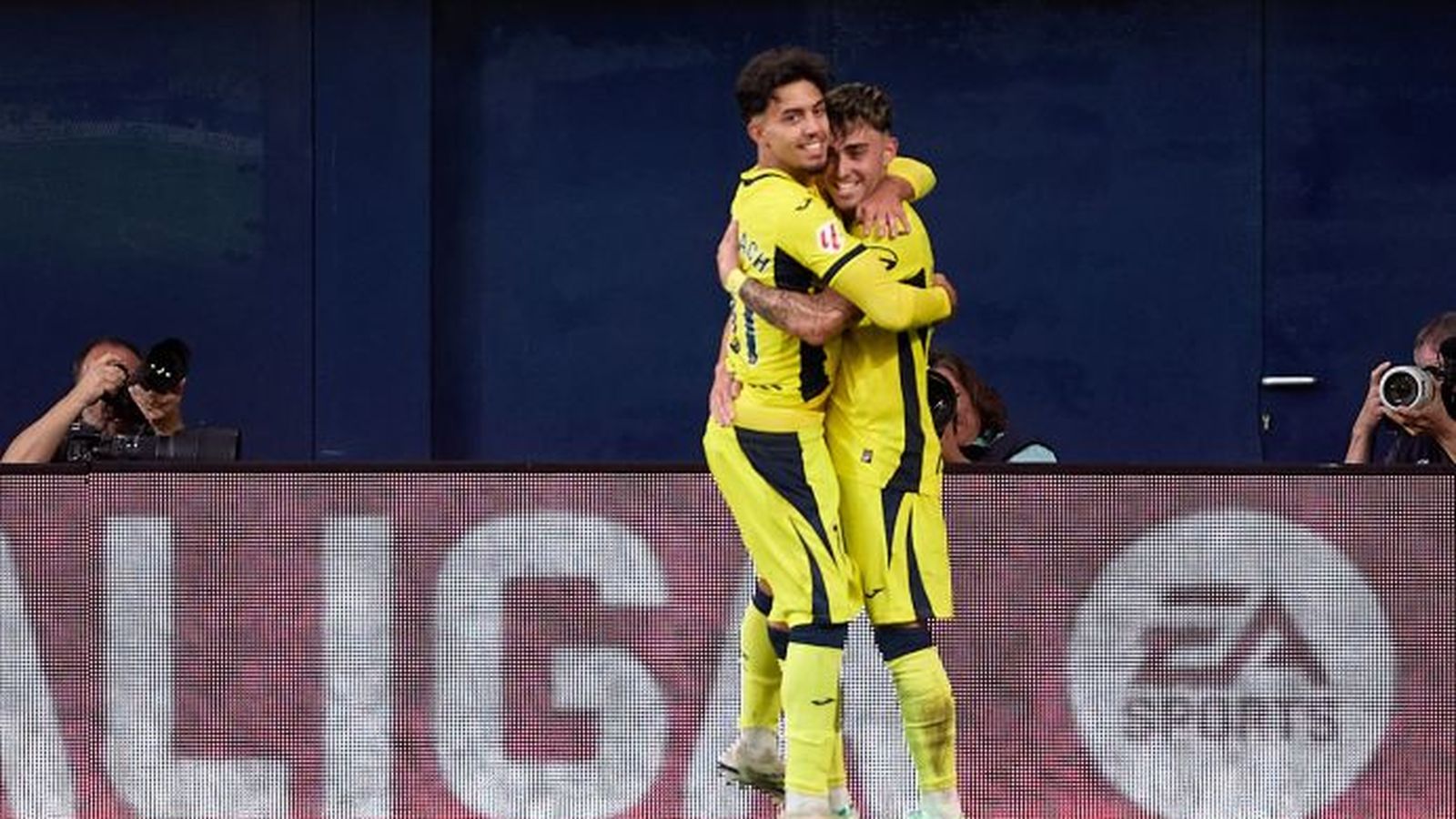 Els groguets Akhomach i Moleiro celebren un dels gols contra el Llevant