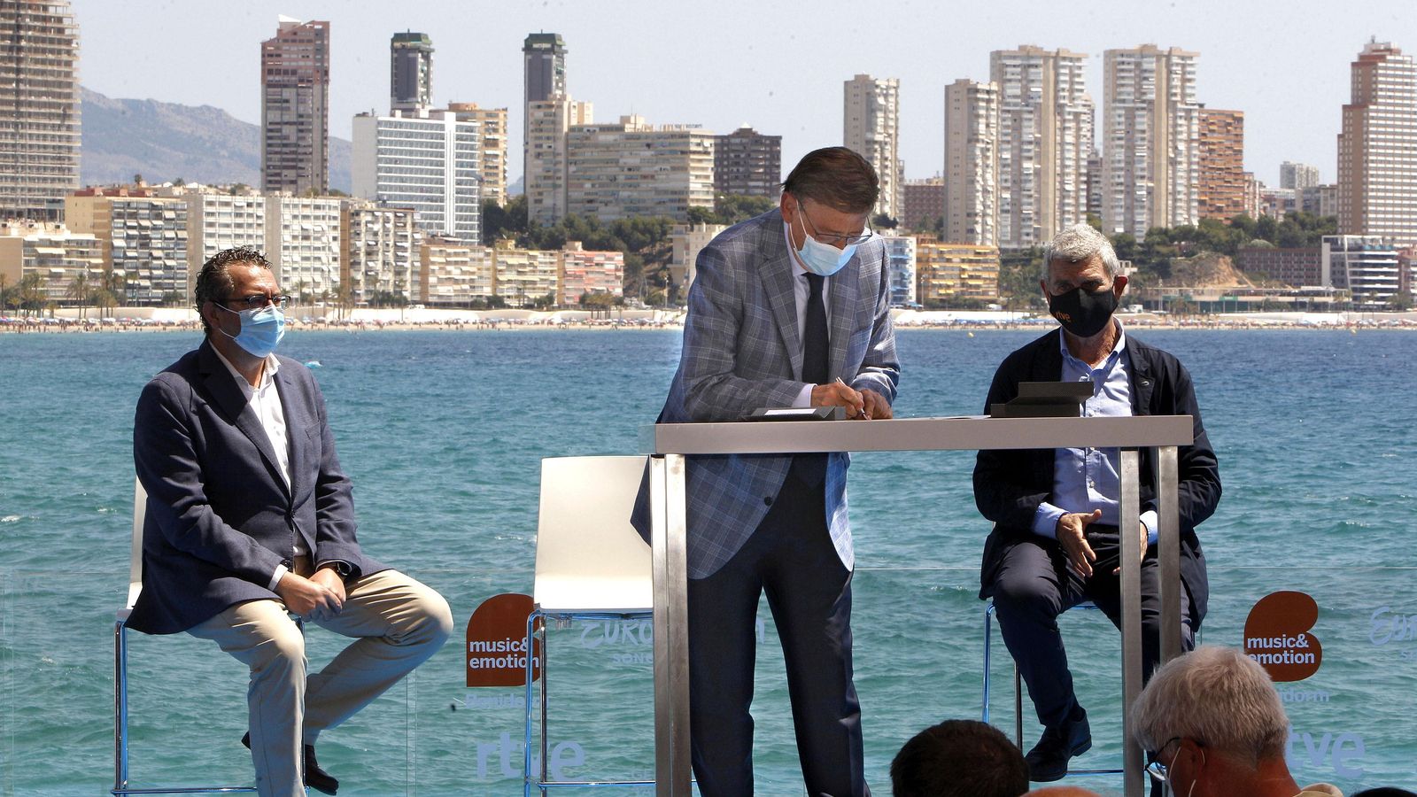 L'alcalde de Benidorm, a l'esquerra, el president de la Generalitat i el president de la corporació de RTVE en la signatura de l'acord de col·laboració