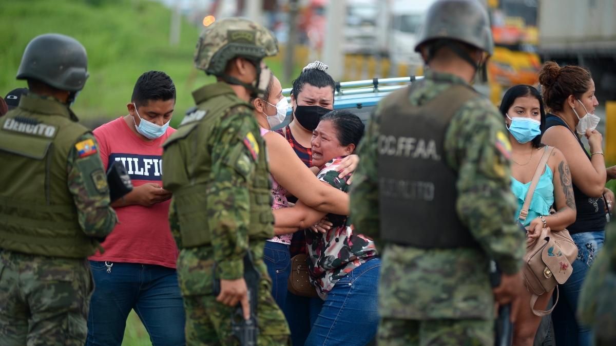 Familiars de reclusos esperen notícies després dels actes de violència viscuts a les presons de l'Equador Familiars de reclusos esperen notícies després dels actes de violència viscuts a les presons de l'Equador
