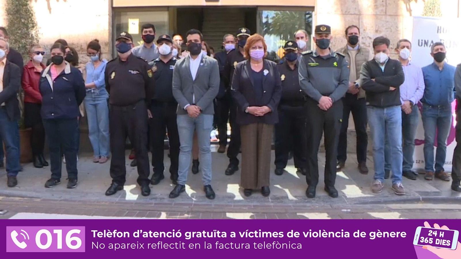 Minut de silenci a les portes de l'ajuntament de Sagunt