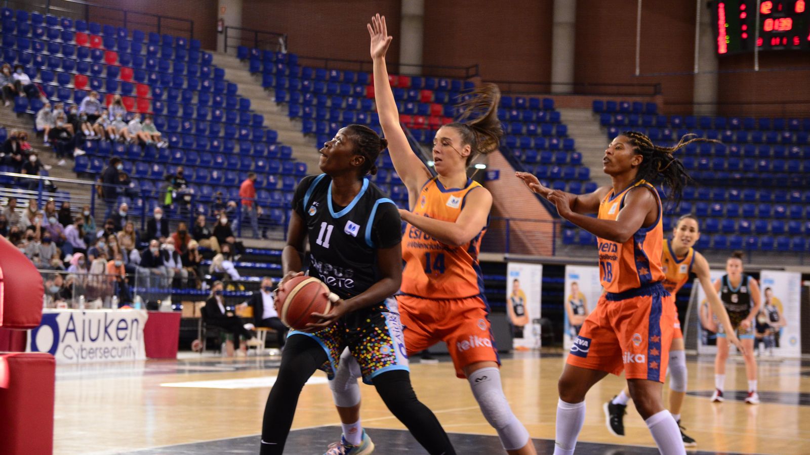 Raquel Carrera, en una acció defensiva