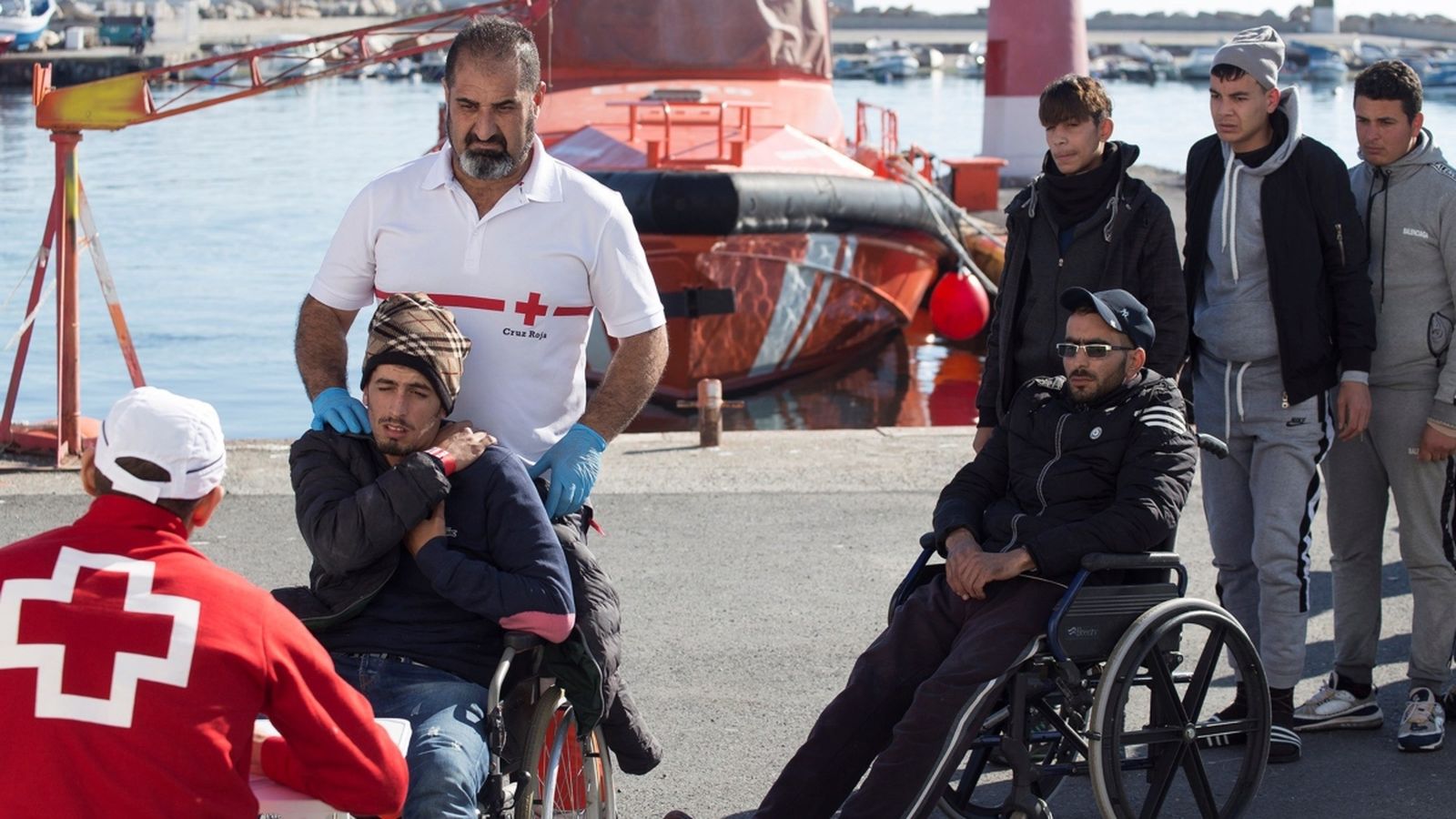 Rescaten 234 migrants de tres pasteres al mar d’Alborán
