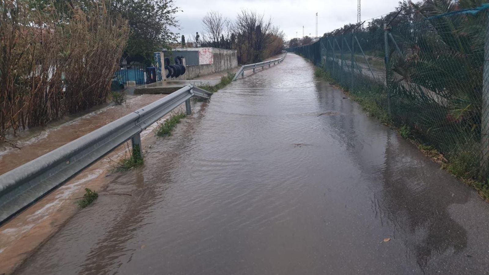 Un camí rural negat per les pluges que van afectar la Plana la setmana passada