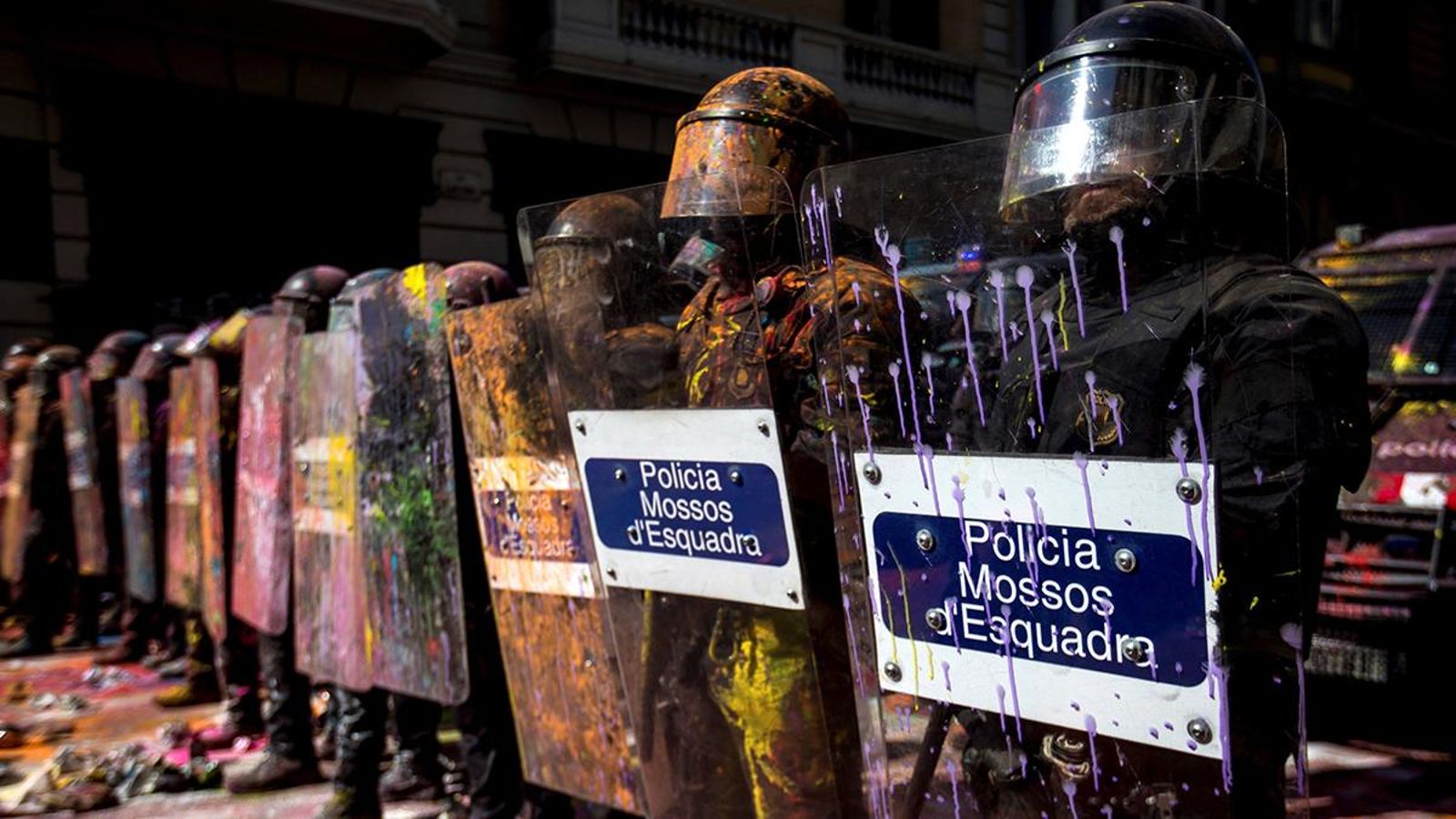 Segons han informat els Mossos, tots els detinguts estan acusats d'un delicte d'atemptat contra l'autoritat.