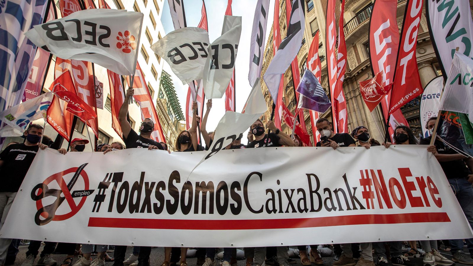 Empleats de CaixaBank durant la concentració davant la seu del banc a València aquest dimarts