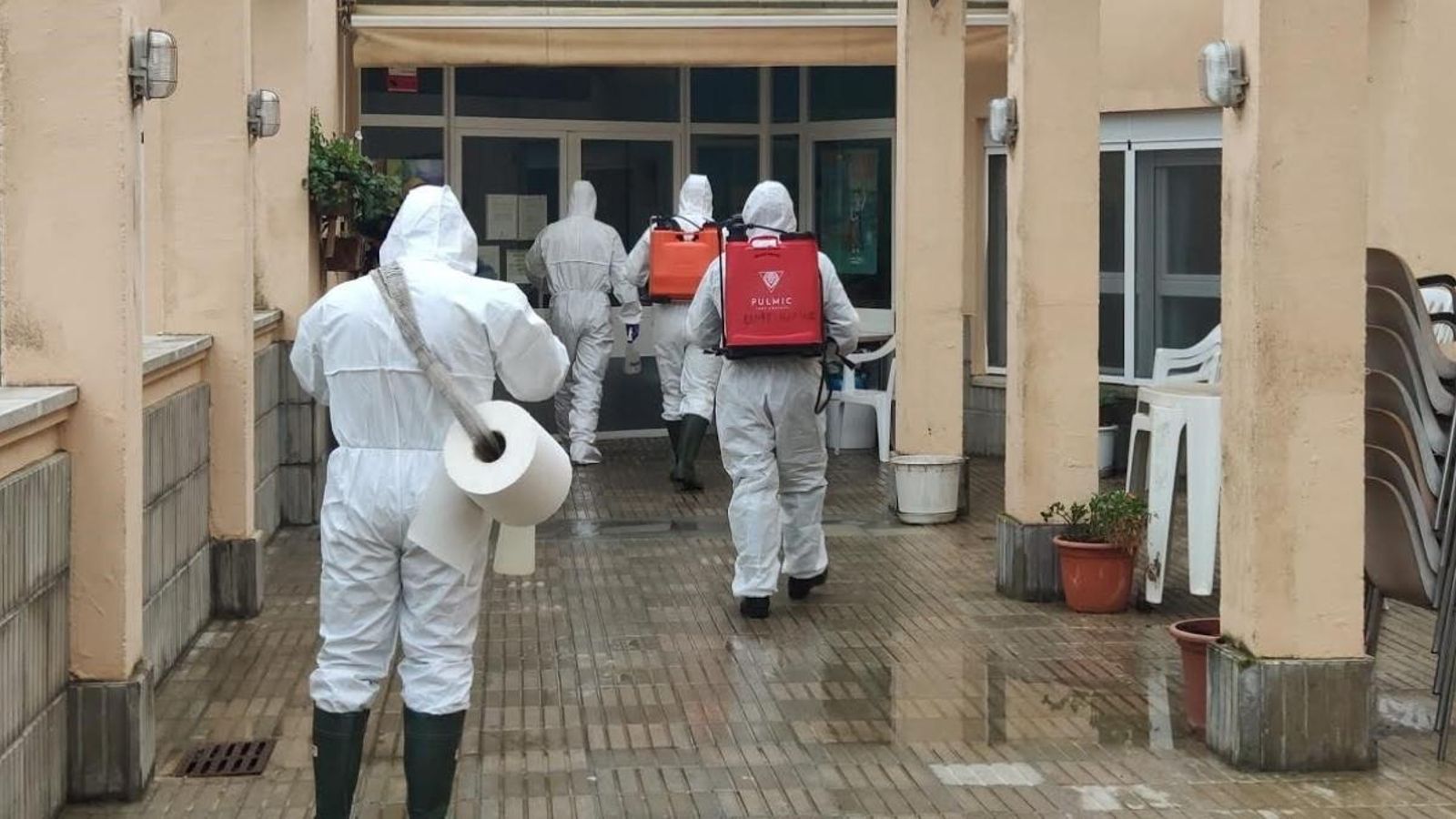 Efectius de l'UME desinfecten una residència a Lleida