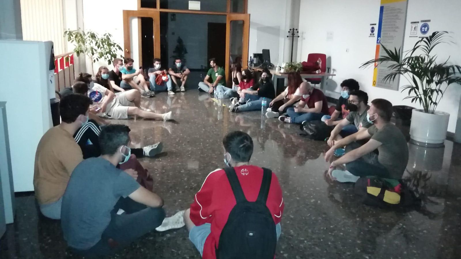 La concentració d'estudiants del FEU a la nit al rectorat de la UPV