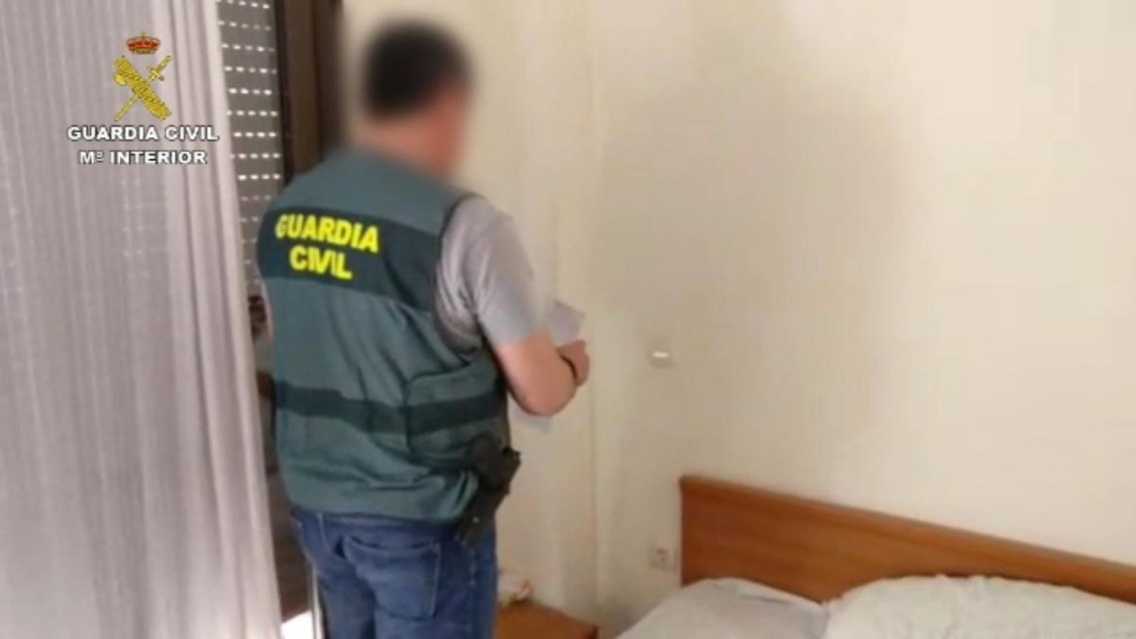 Agent de la Guàrdia Civil, durant l’operació Bodem
