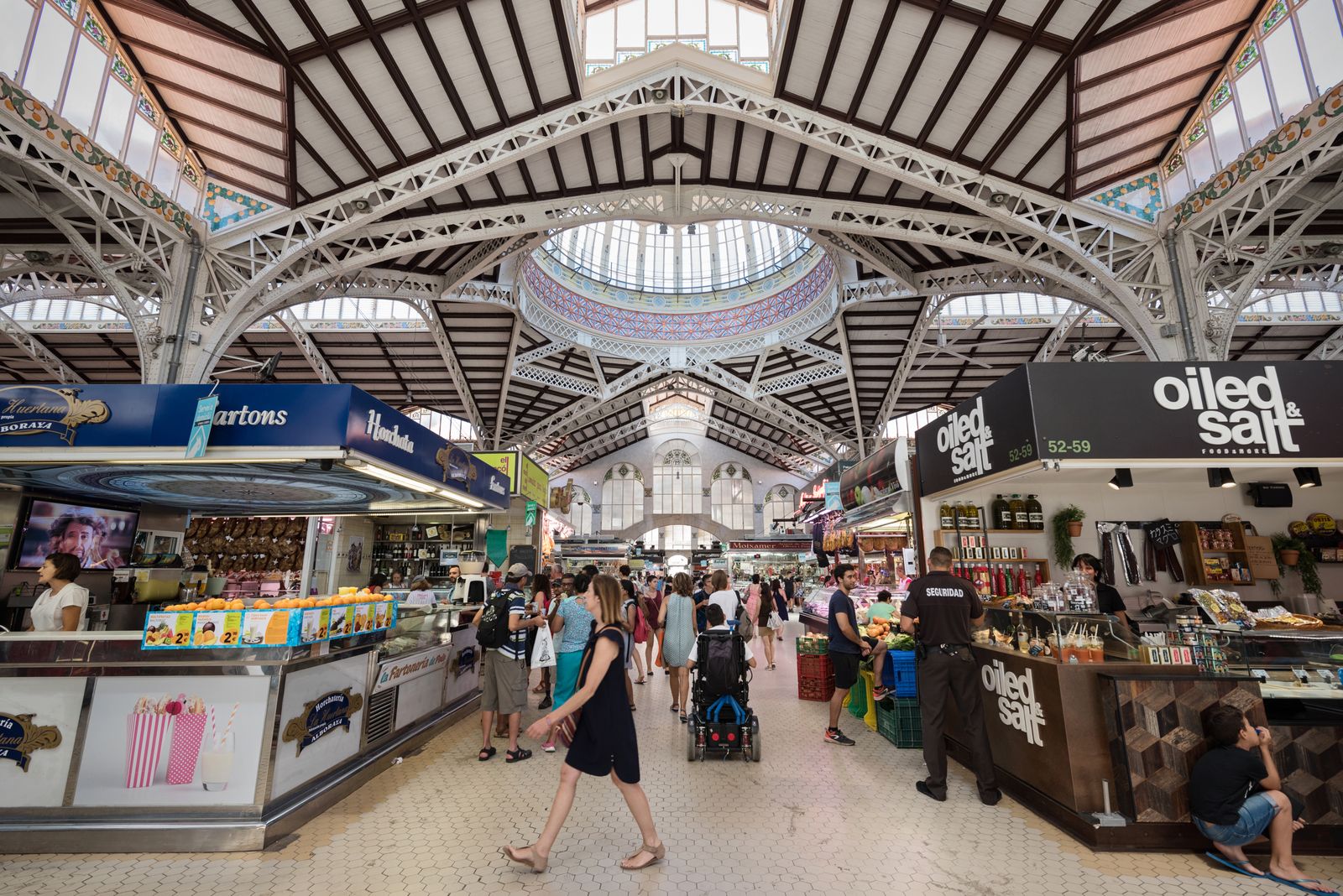 Les compres als mercats ens permeten socialitzar amb amics, coneguts, venedors i venedores