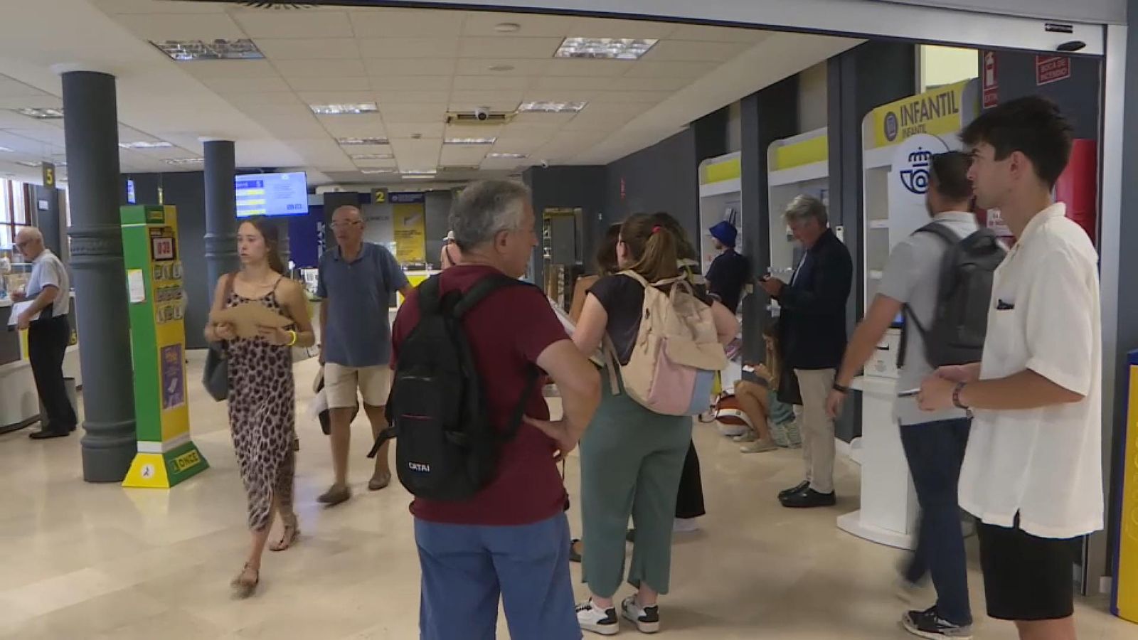 Cues de gent demanant el vot per Correus