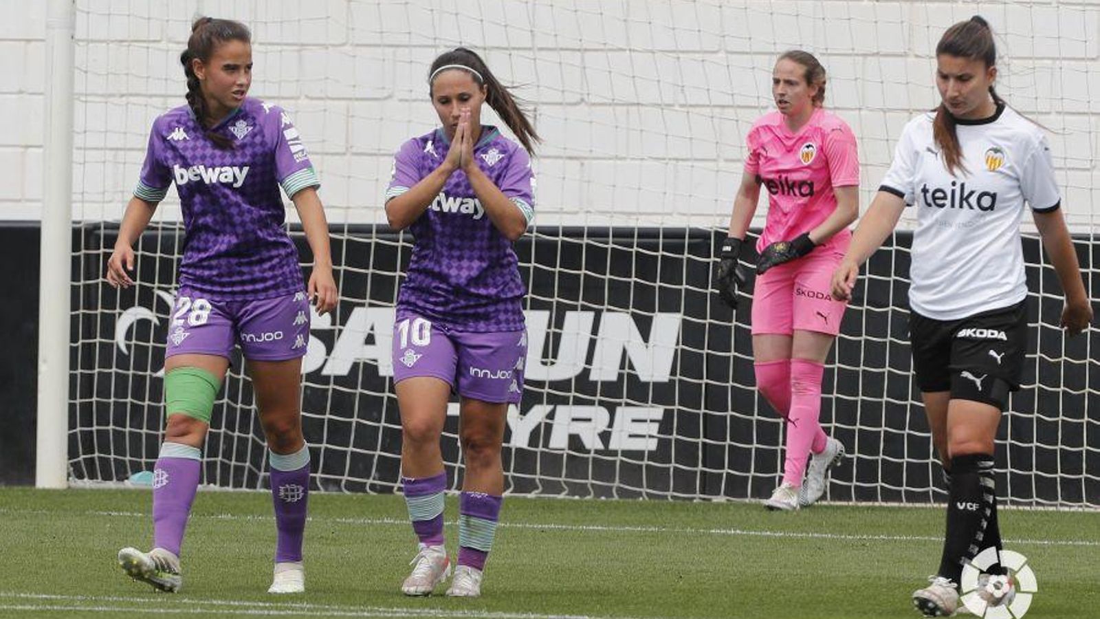 Mari Paz demana pel seu gol contra el València