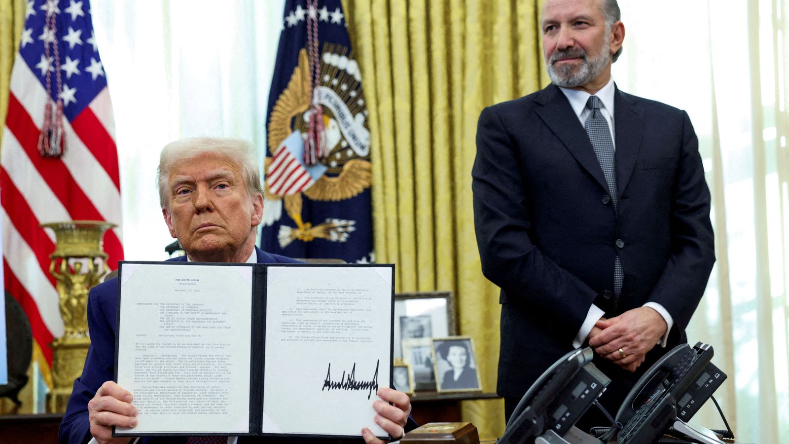 El president dels EUA Donald Trump mostra l'orde que activa els aranzels, acompanyat del secretari de Comerç Howard Lutnick, el 13 de febrer