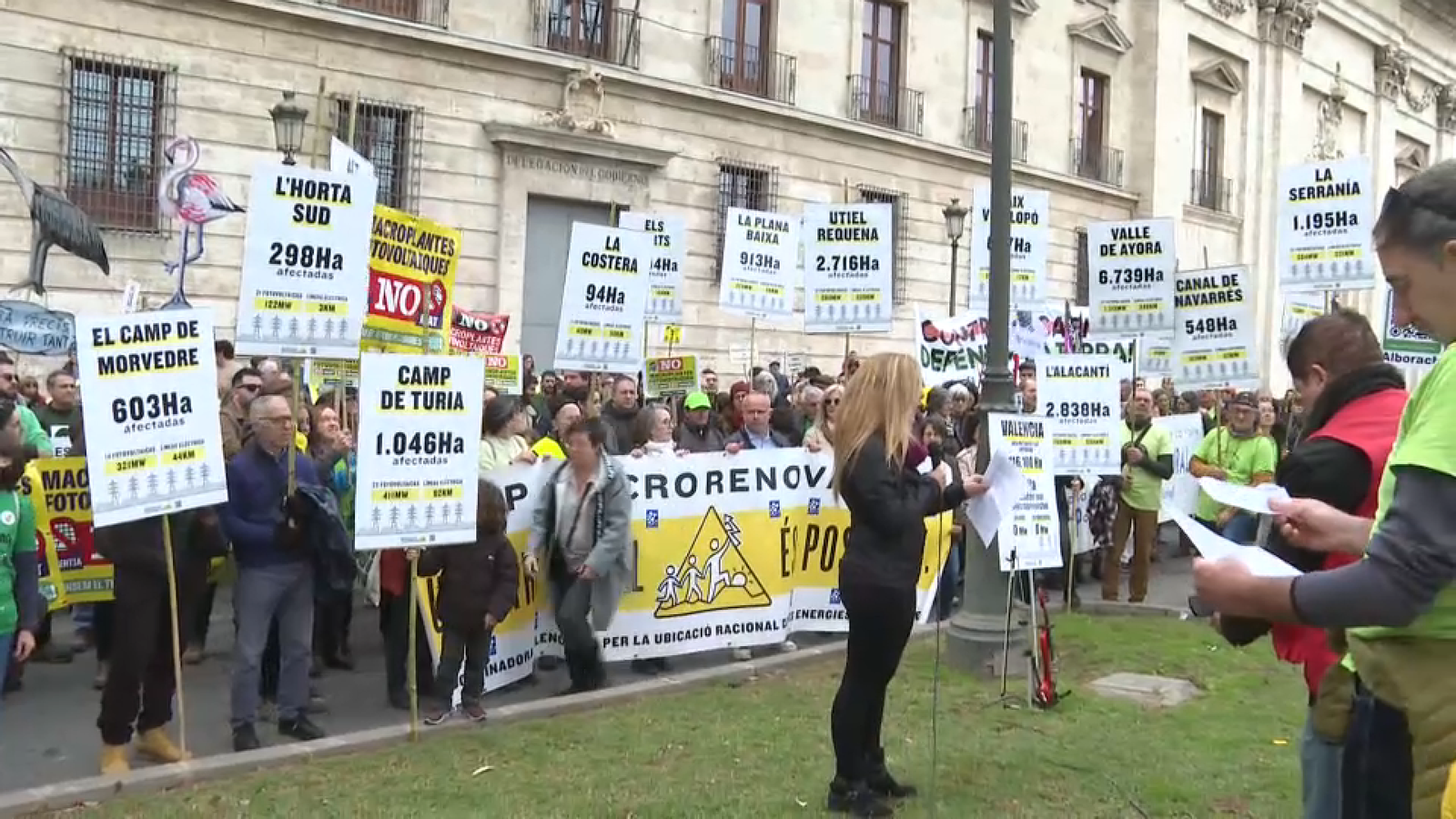 Manifestació contra les macroinstal·lacions d'energia renovable davant Delegació del Govern