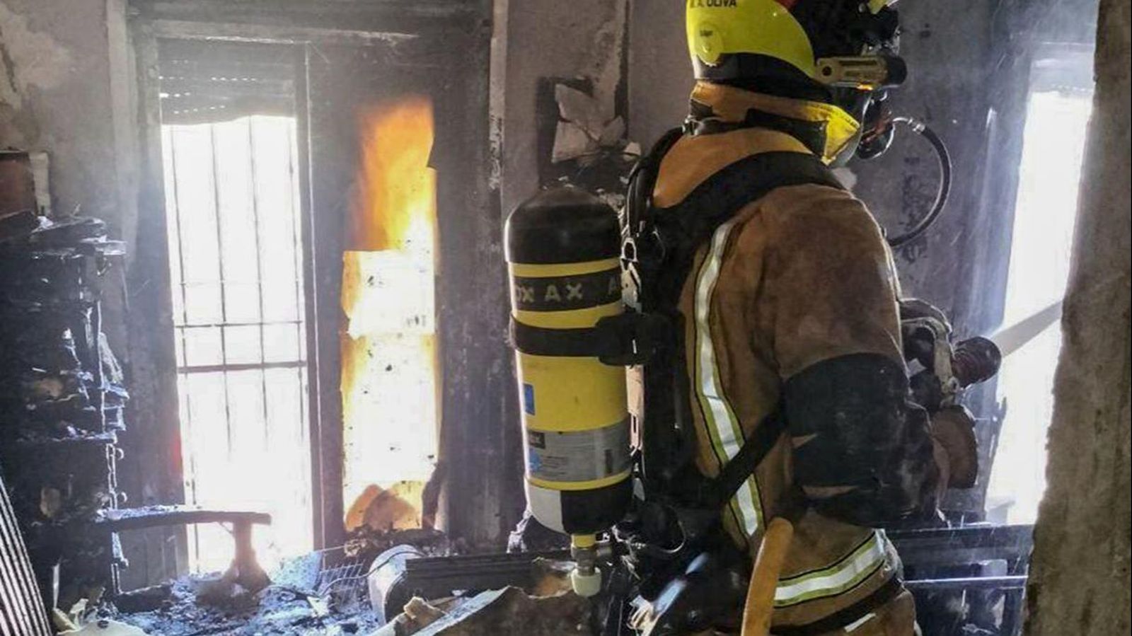 Efectius de bombers treballen a l'incendi d'un habitatge