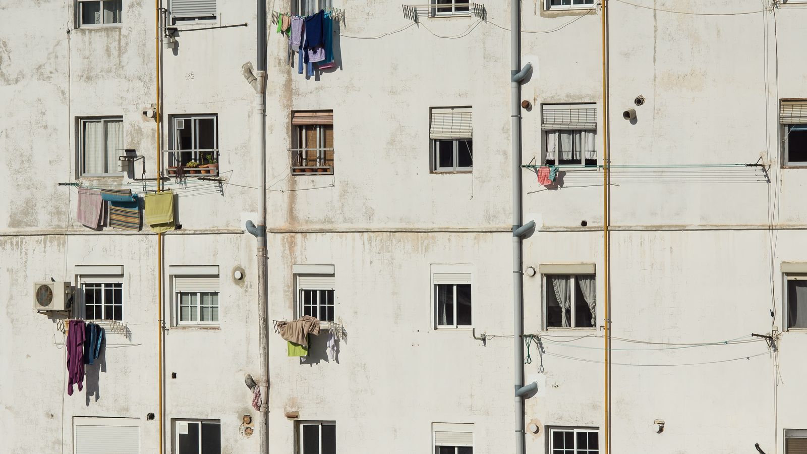 Façana deteriorada d'un edifici a València