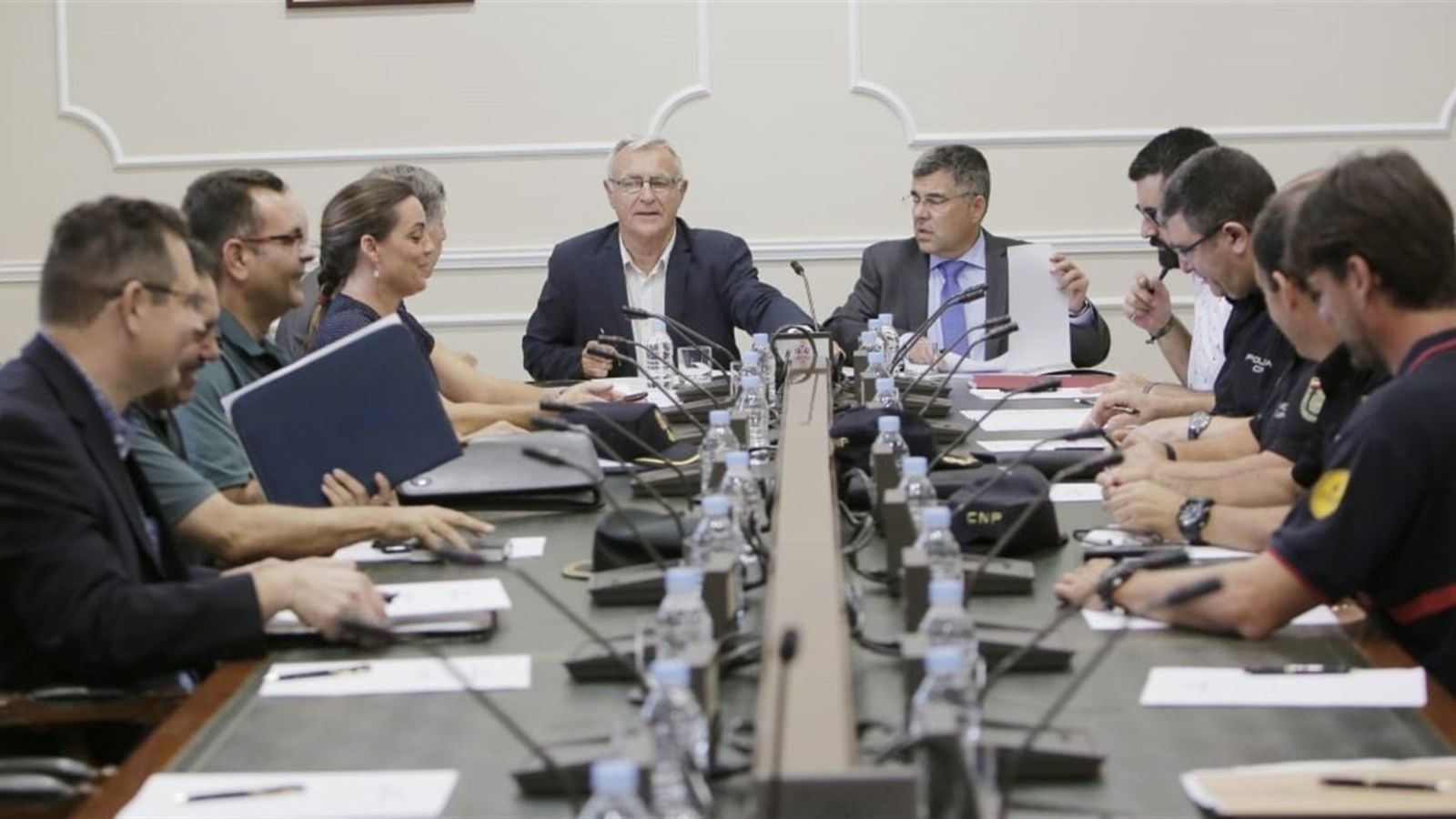 L'alcalde de València, Joan Ribó (e), i el delegat del govern espanyol, Juan Carlos Fulgencio (d), durant la reunió per a planificar el dispositiu de seguretat