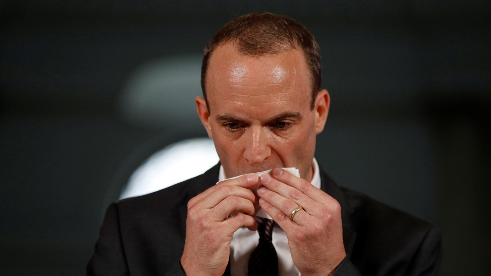 El ministre britànic del Brexit se seca la suor durant una compareixença a Londres | Peter Nicholls (Reuters)